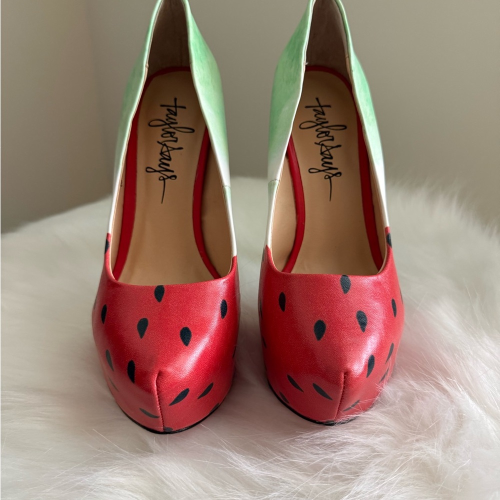 Taylor Says Red and Green Heels